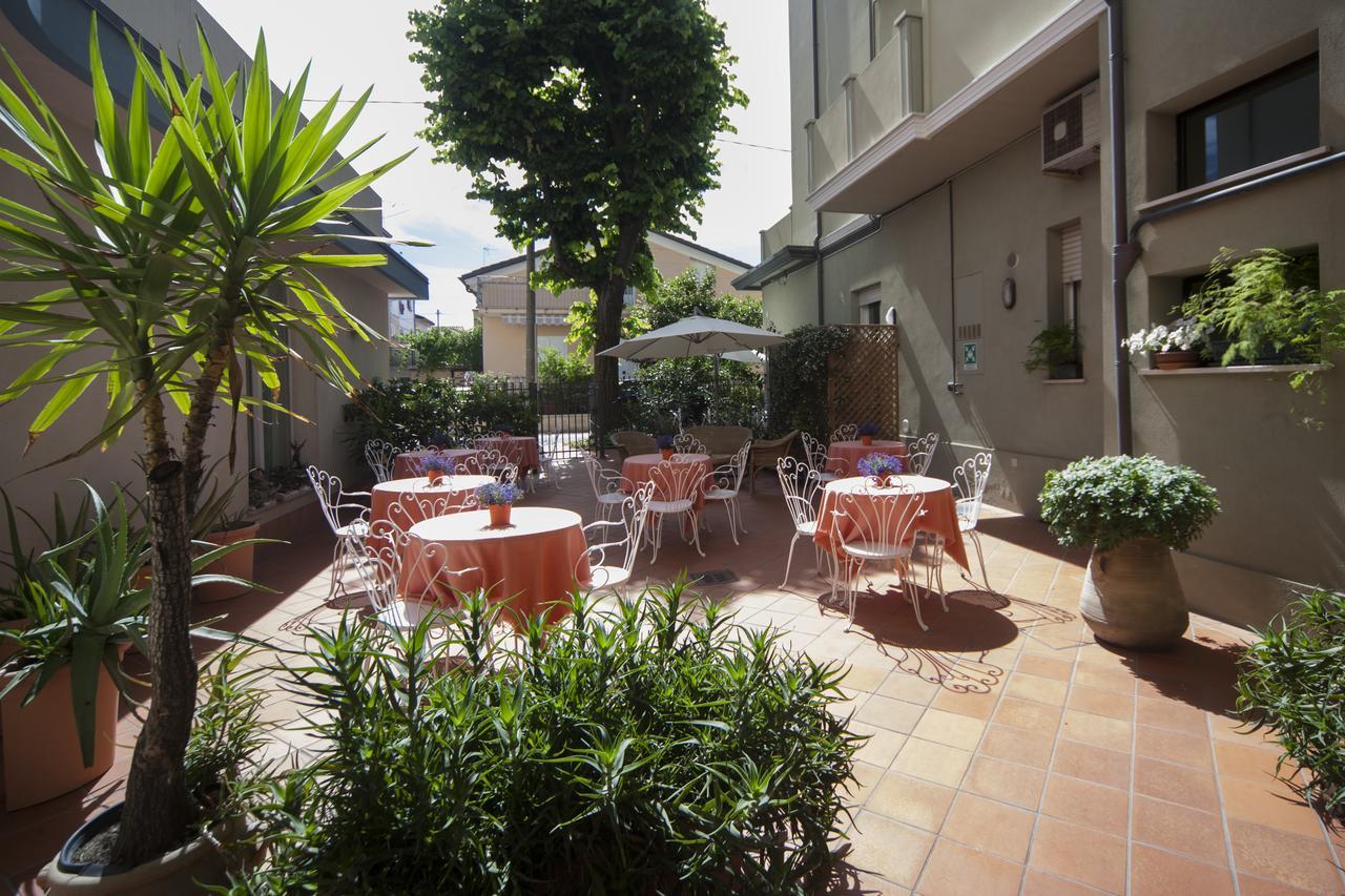 Residence Il Capodoglio Rimini Eksteriør billede